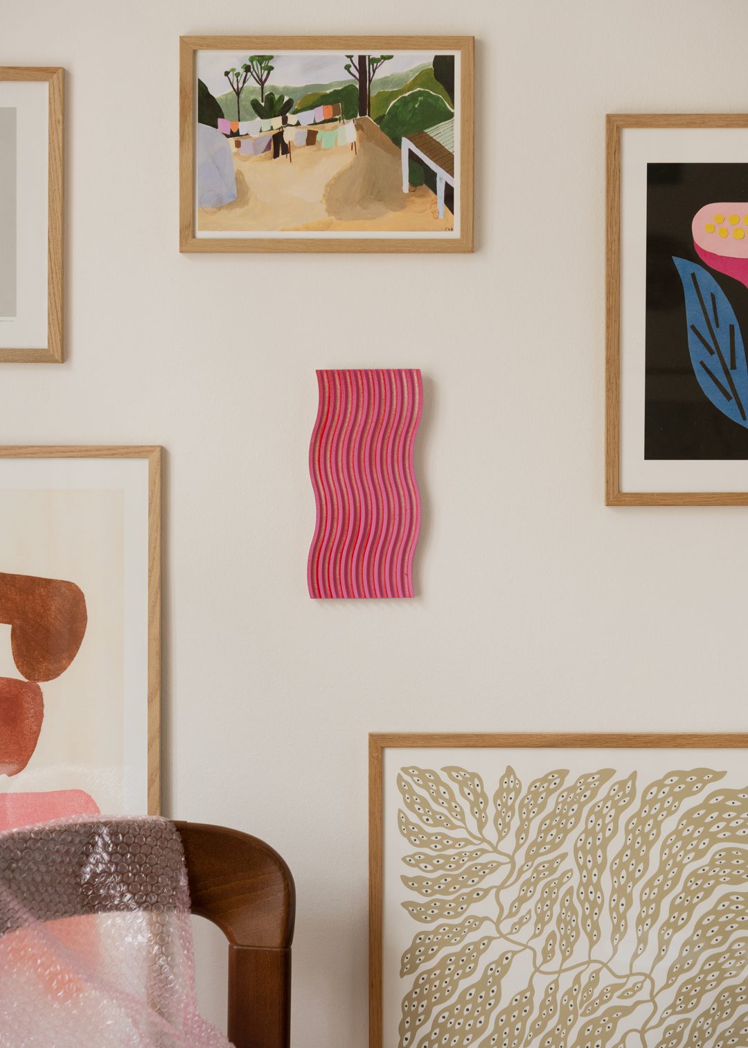 The Poster Club Wave Wandrelief 25x11,5 cm Rot-Pink