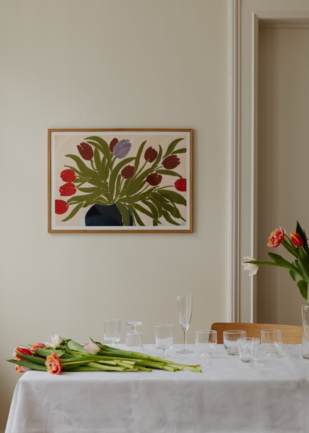 The Poster Club Tulips in a Blue Vase Kunstdruck A4 Blumen