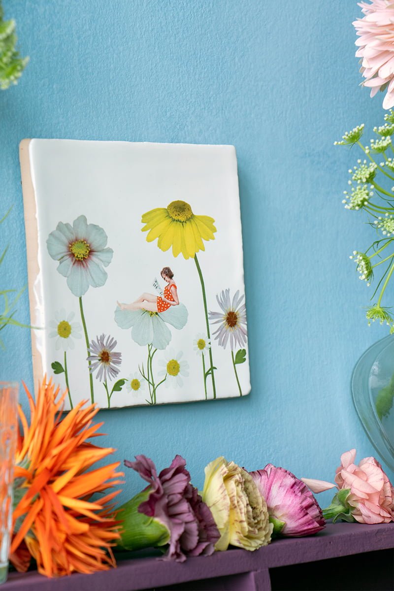 StoryTiles Delft Blue Omringd door bloemen Fliese S 10x10 cm Blumen