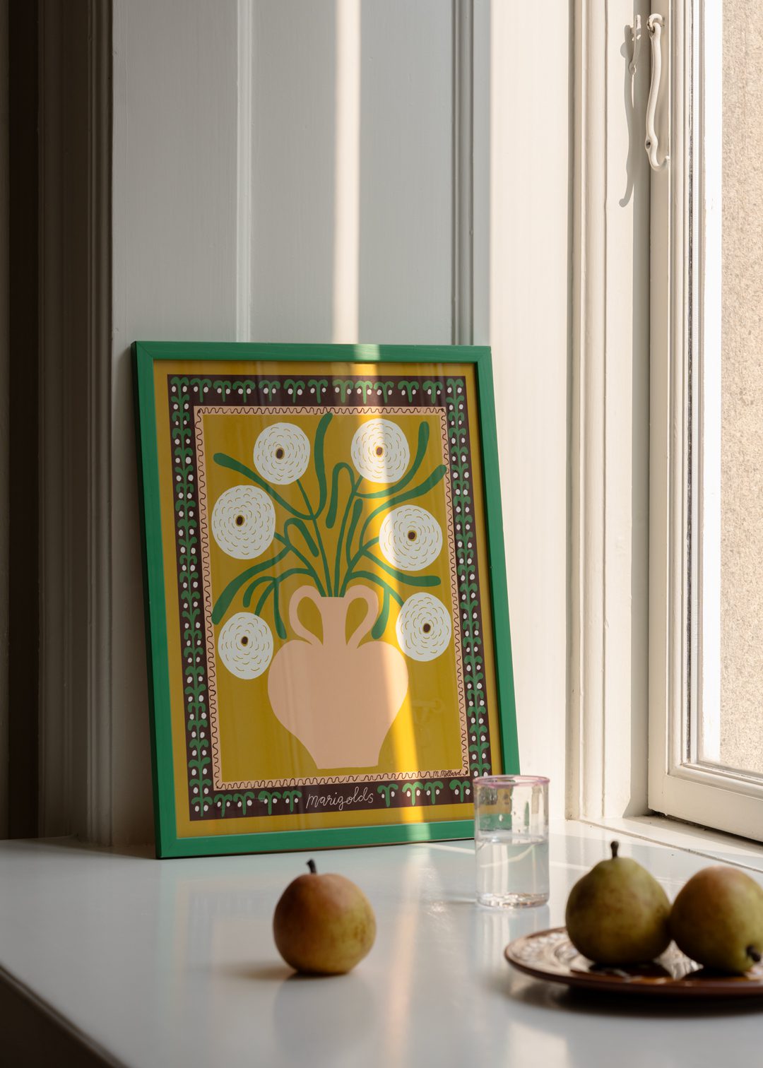 The Poster Club White Marigolds in Vase Poster A4 grün