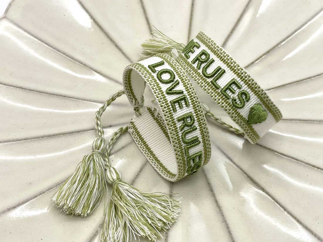 LS-LebenStil Love Rules Armband Weiß Grün Quasten