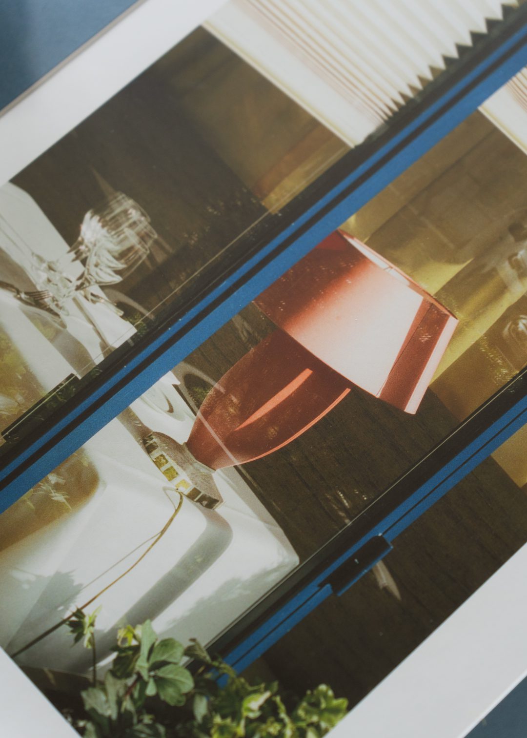 The Poster Club Paris Lamp Kunstdruck A4 rosa-blau