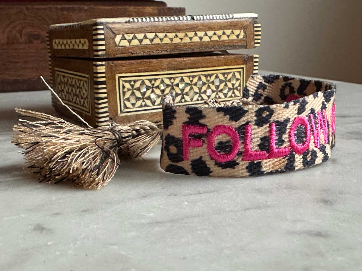 LS-LebenStil Leo Follow Armband Pink Leopard Quasten
