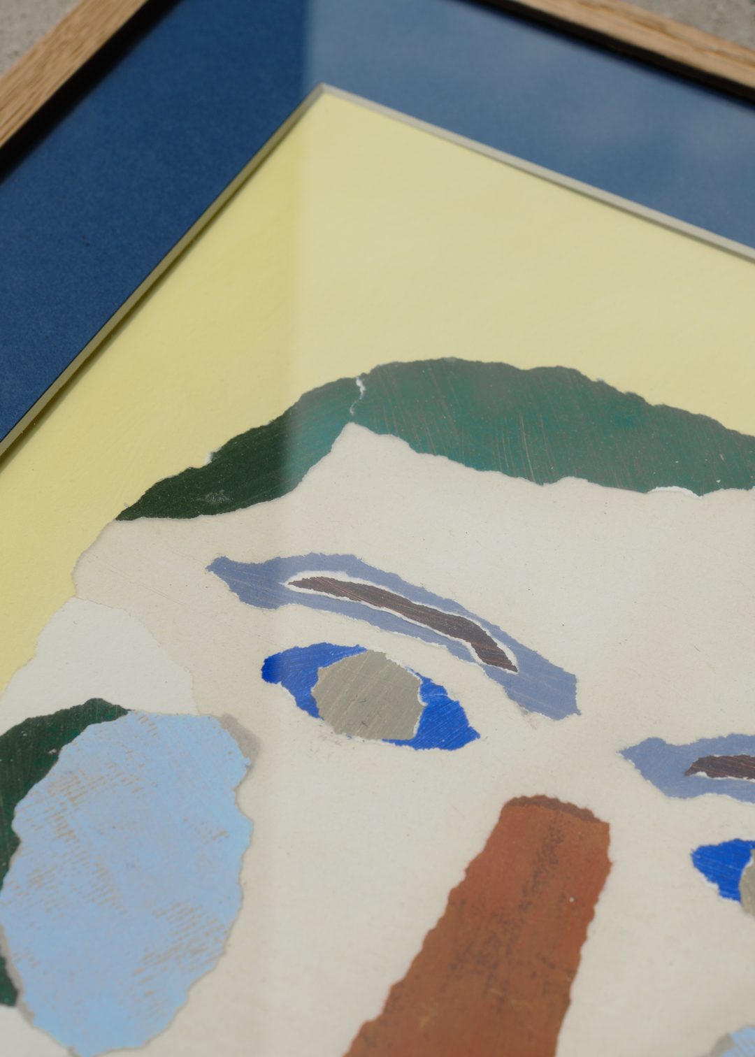 The Poster Club Blue Cheek Portrait Kunstdruck A4 grün-gelb