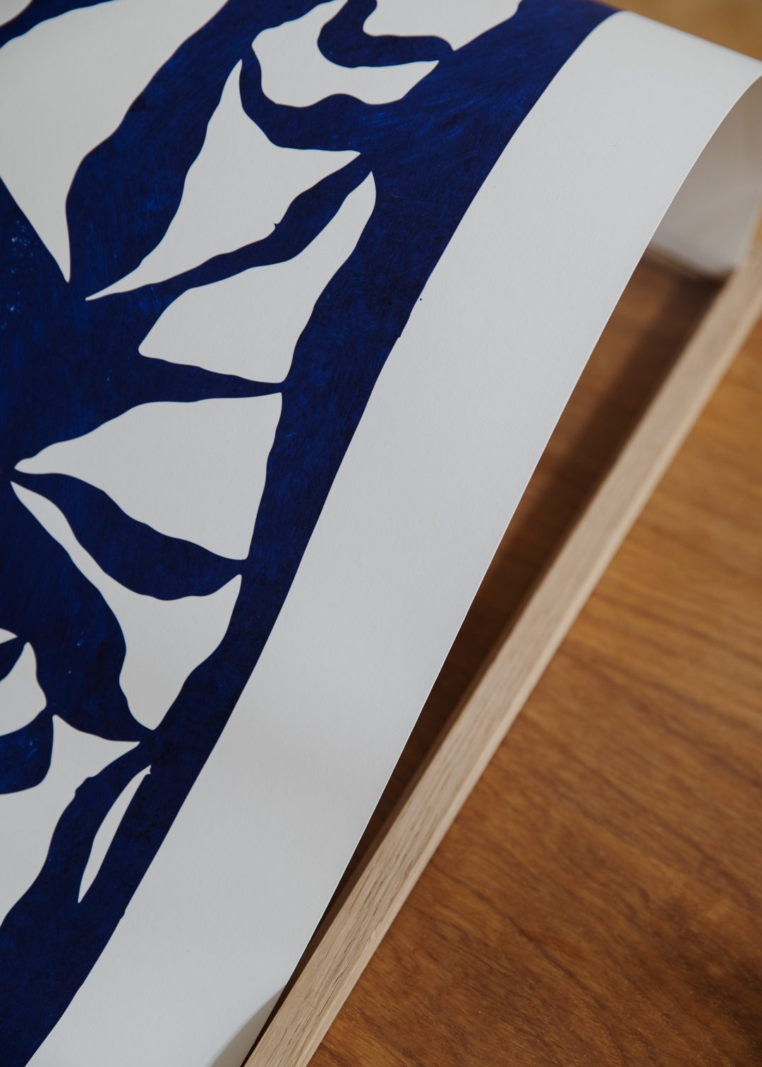 The Poster Club Magnolia Kunstdruck A4 blau-weiß abstrakt