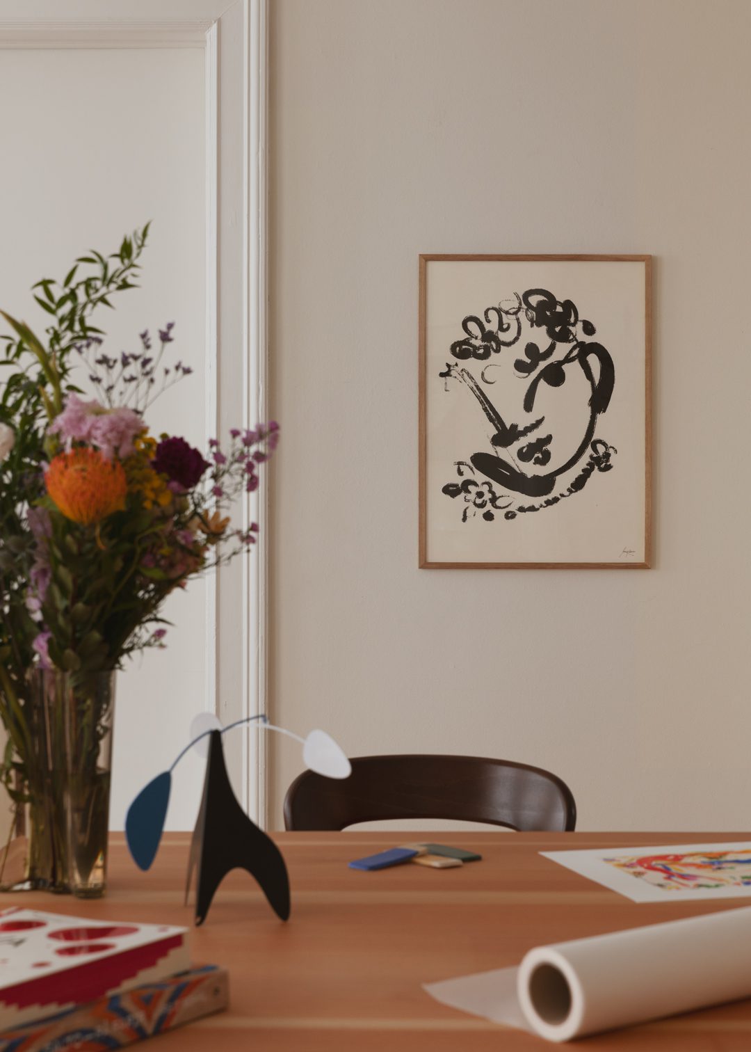 The Poster Club Art Prints Mujer Flor Poster 30x40 cm beige