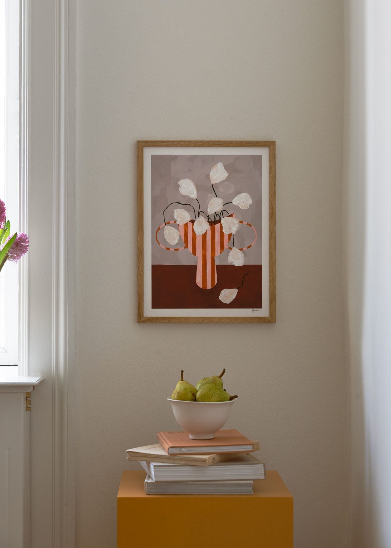 The Poster Club Art Prints White Flowers in Striped Vase Poster A4 weiß