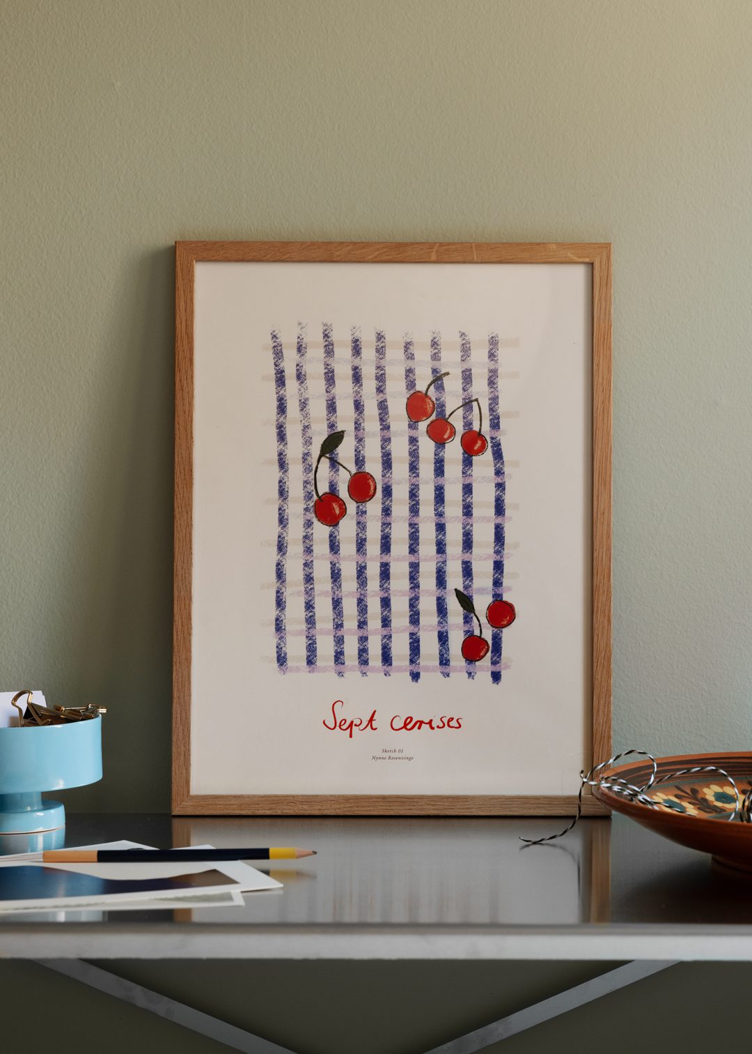 The Poster Club Sept Cerises Kunstdruck 30x40 cm Blau