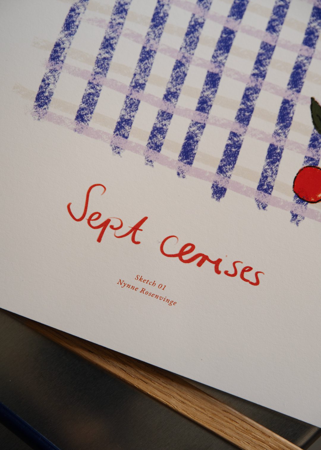 The Poster Club Sept Cerises Kunstdruck 30x40 cm Blau