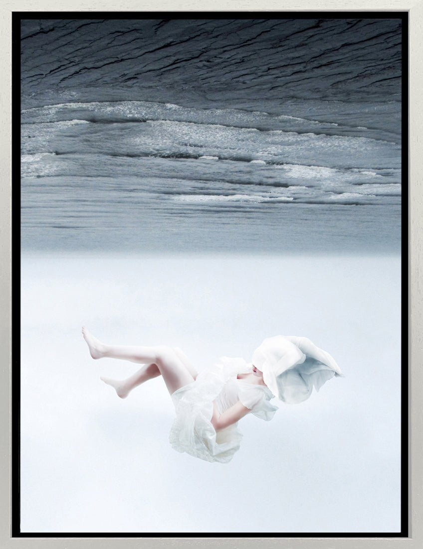 Mineheart White Sky-XVII Leinwandbild 40x50 cm Mädchen Meer