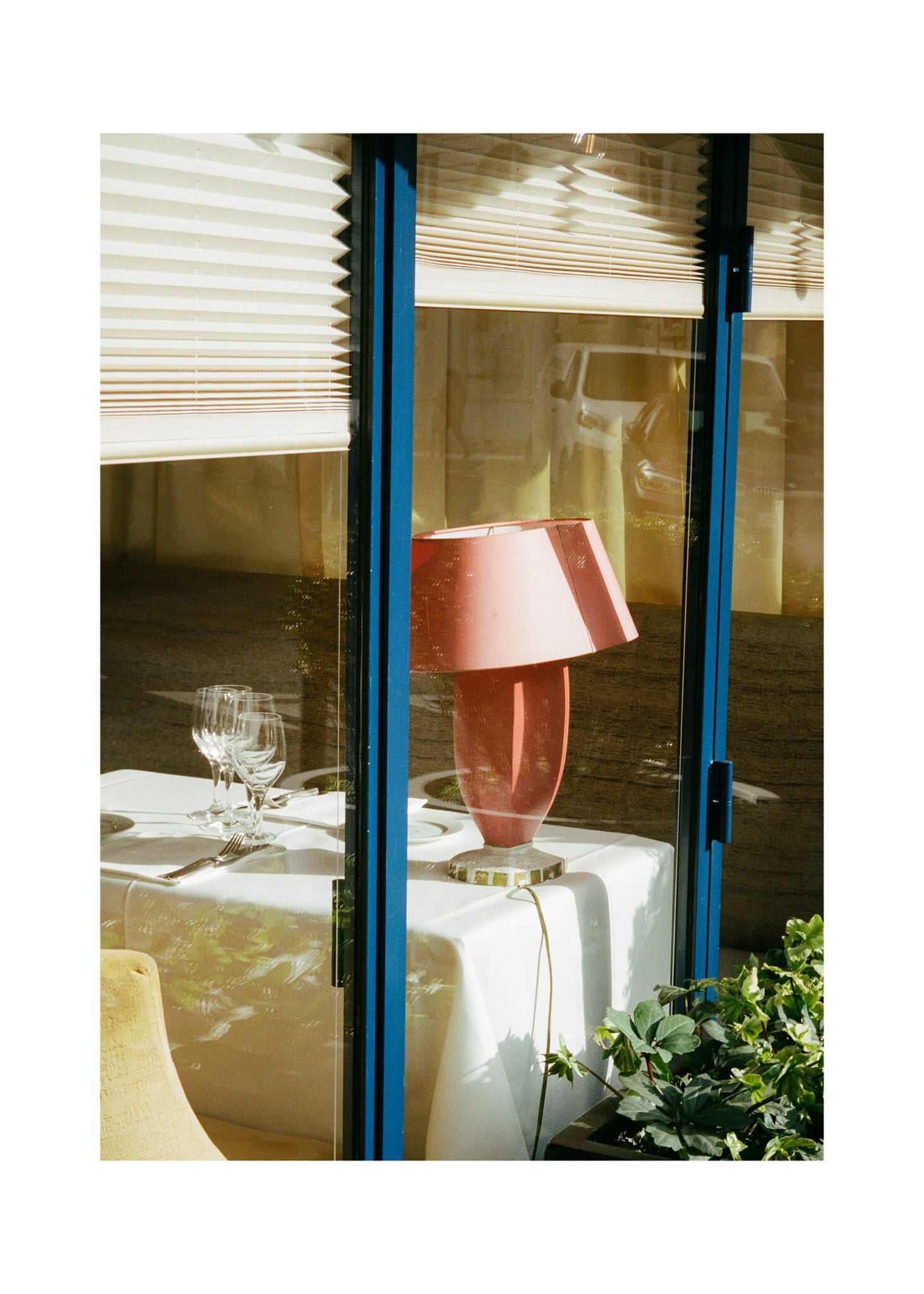 The Poster Club Paris Lamp Kunstdruck A4 rosa-blau