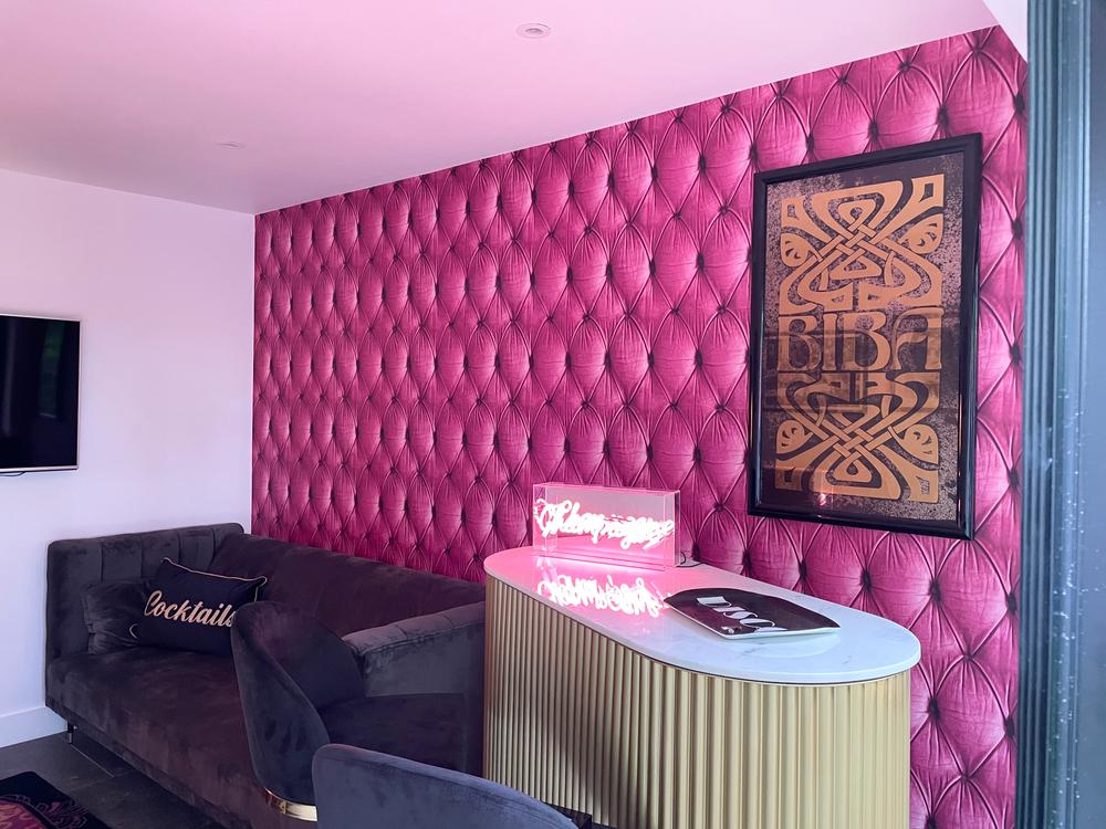 Mineheart Wallpaper Pink Chesterfield Button Tapete Rosa Leder