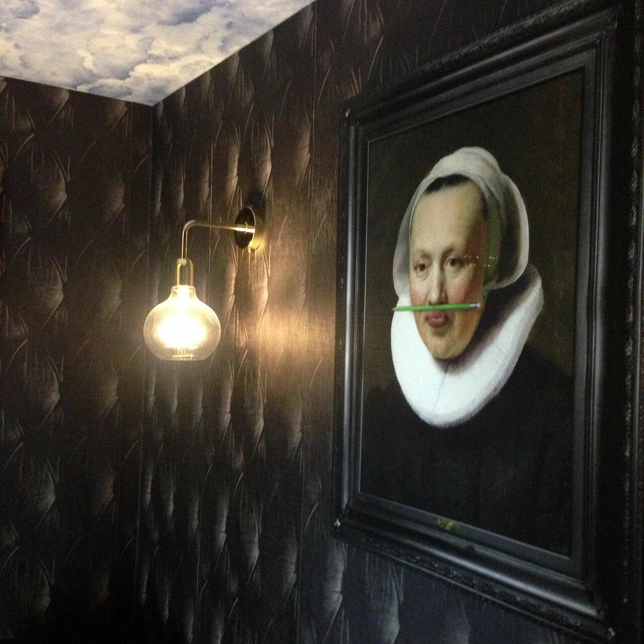 Mineheart Wallpaper Chesterfield Tapete schwarz Lederoptik