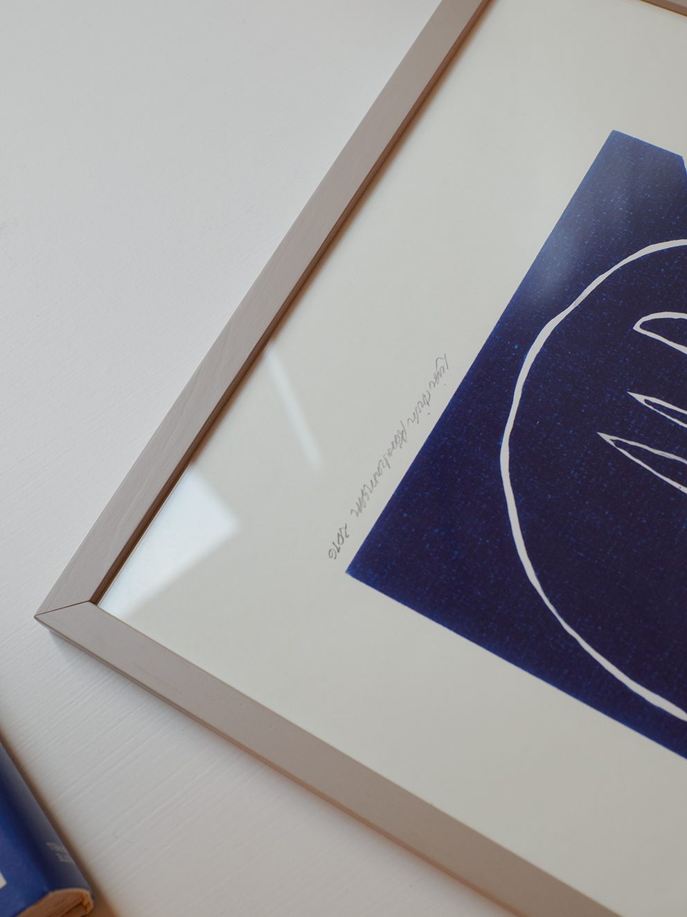 The Poster Club Tracks Poster A4 blau abstrakt