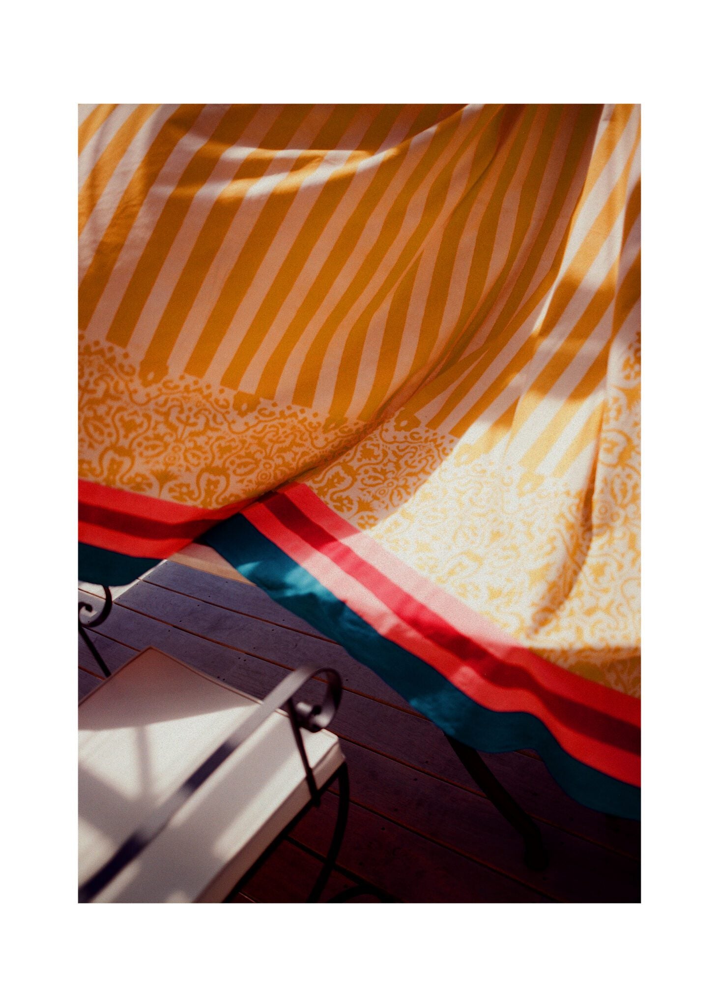 The Poster Club Art Prints Noosa Joie Poster 30x40 cm rot gelb