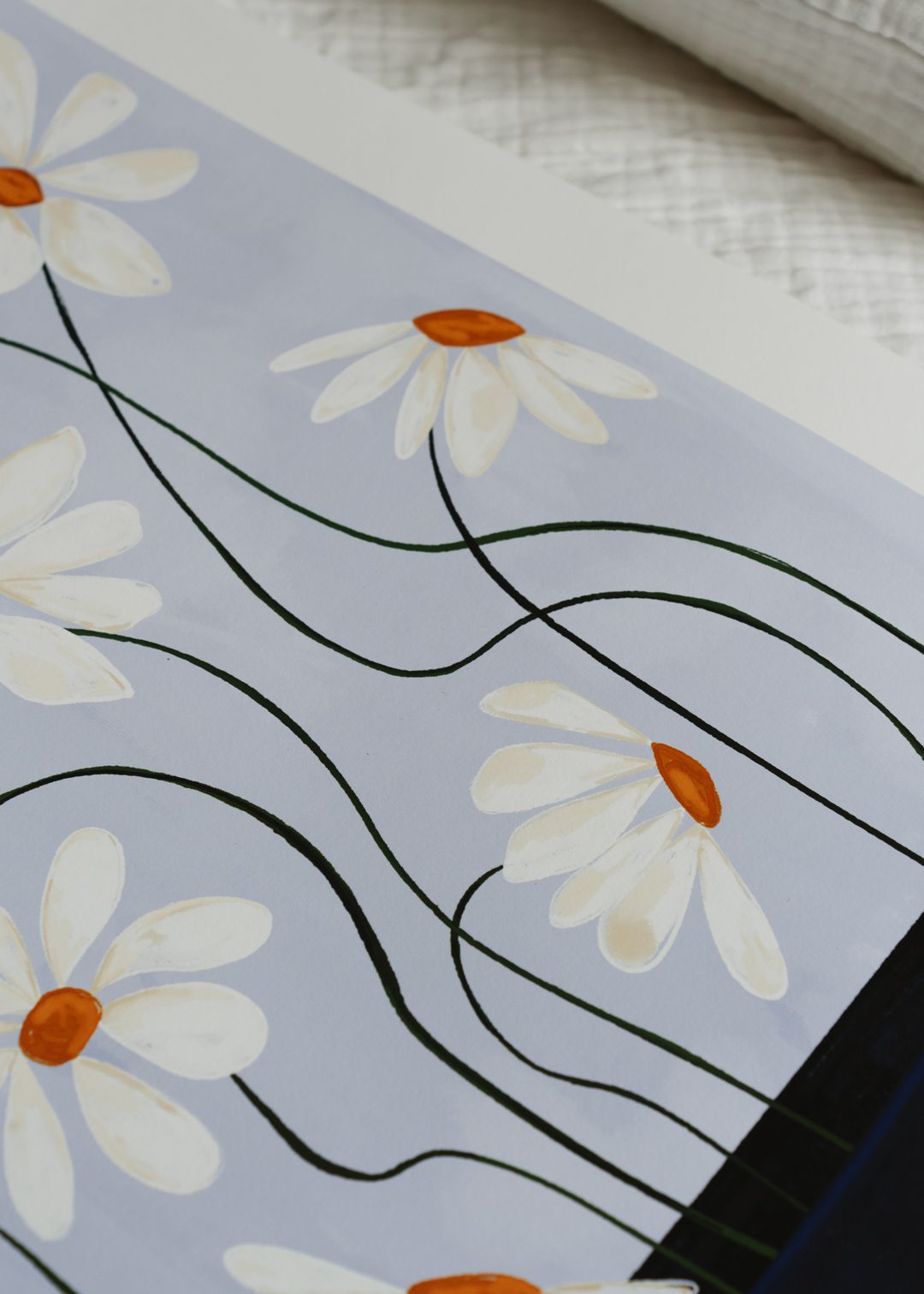 The Poster Club Daisies in Blue Vase Poster 30x40 blau