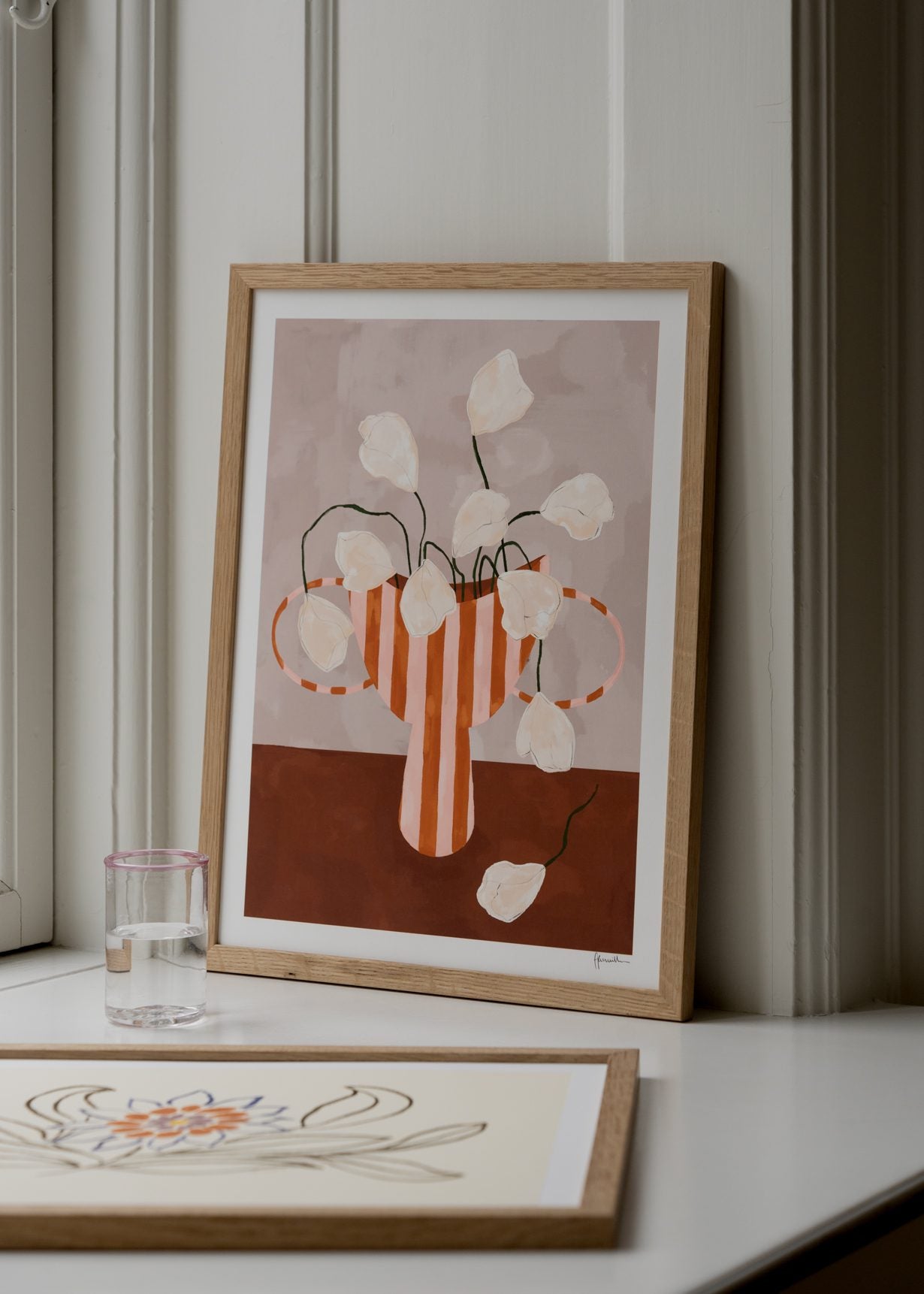 The Poster Club Art Prints White Flowers in Striped Vase Poster A4 weiß