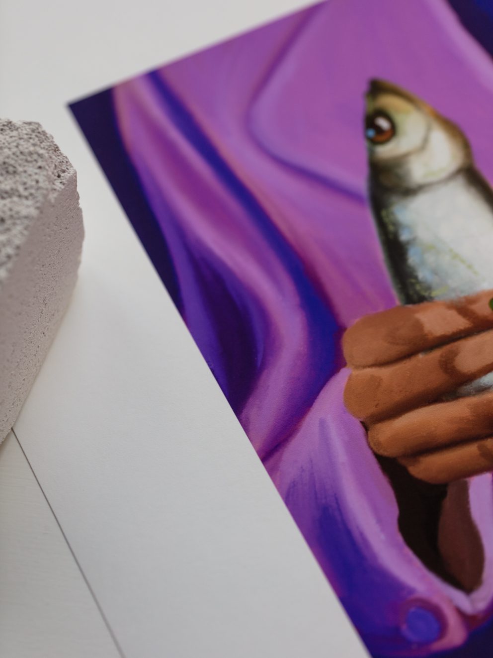The Poster Club Eva And Her Fish Friend Kunstdruck 30x40 cm Braun