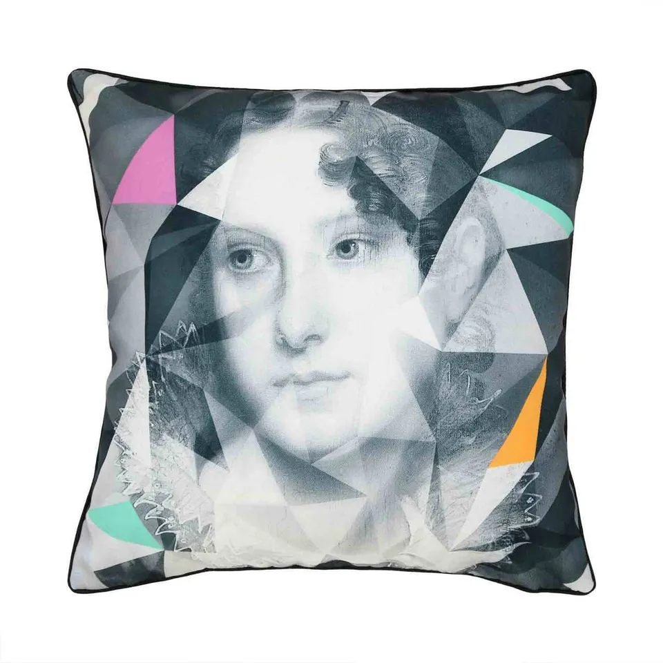 Mineheart Lady Grey Kissen 45x45 Grau Porträt