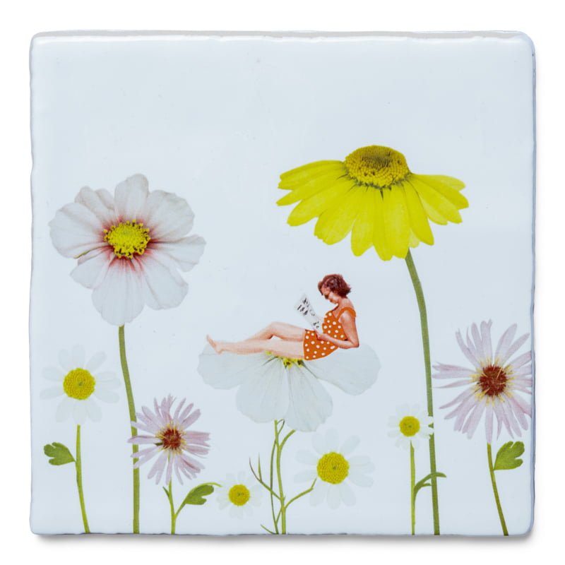 StoryTiles Delft Blue Omringd door bloemen Fliese S 10x10 cm Blumen