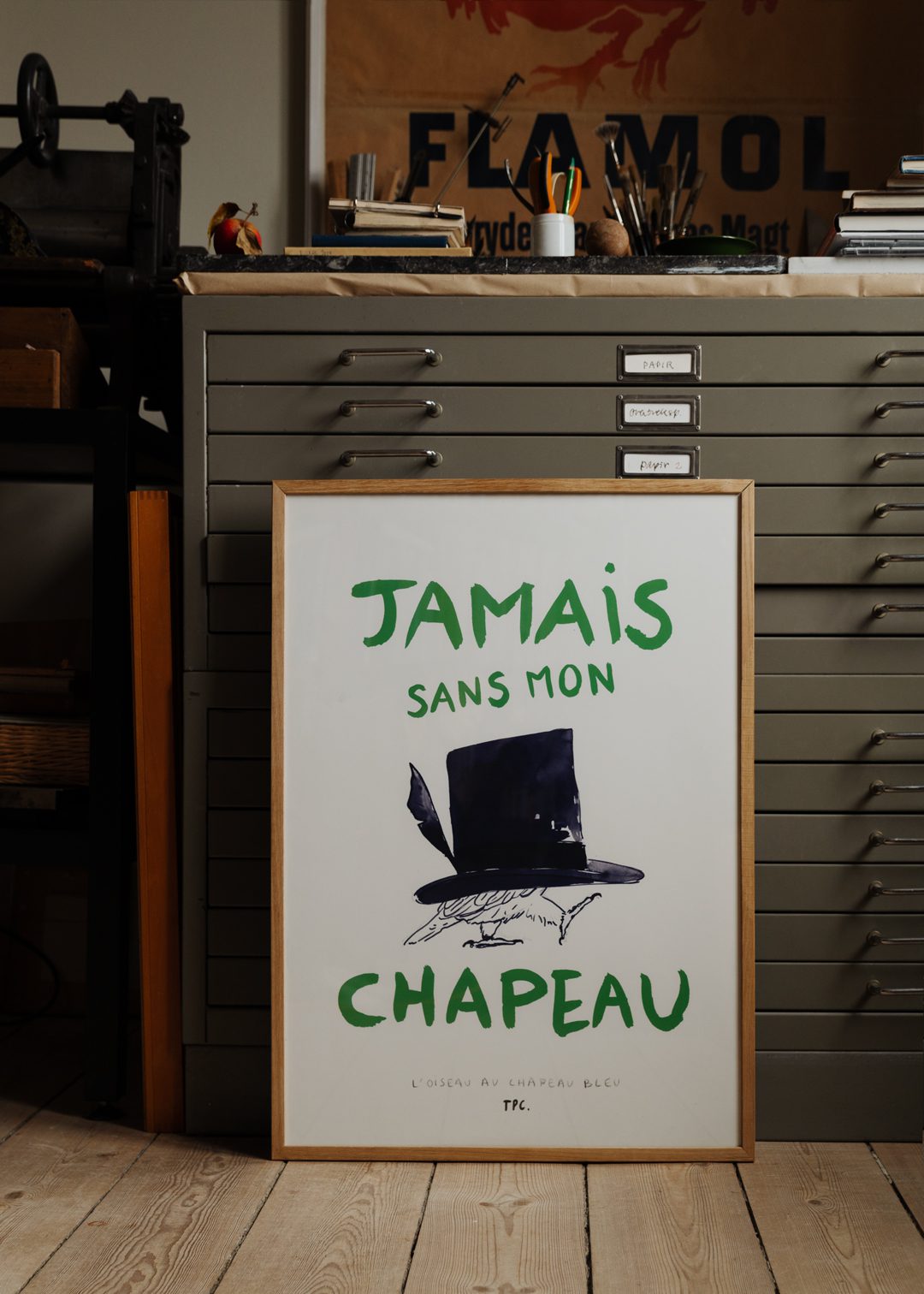 The Poster Club Art Prints L'Oiseau au Chapeau Bleu Poster A4 grün