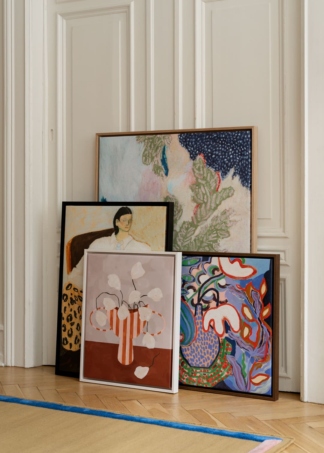The Poster Club White Flowers in Striped Vase Leinwand 50x70