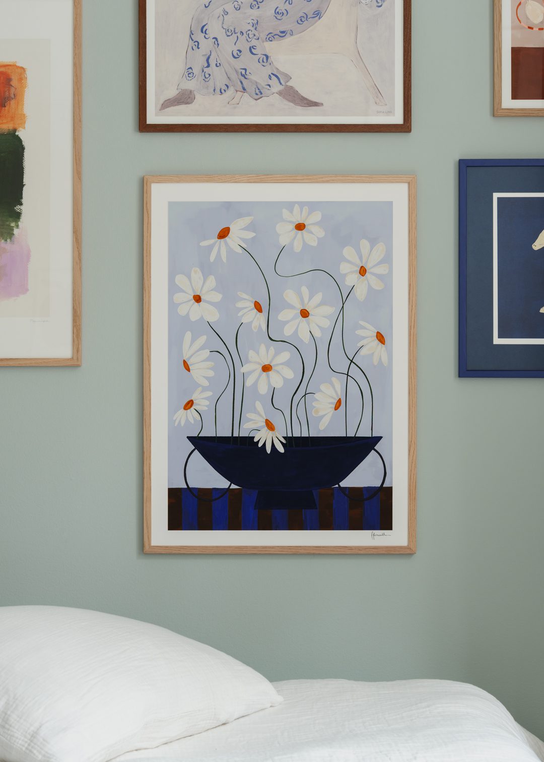 The Poster Club Daisies in Blue Vase Poster 30x40 blau