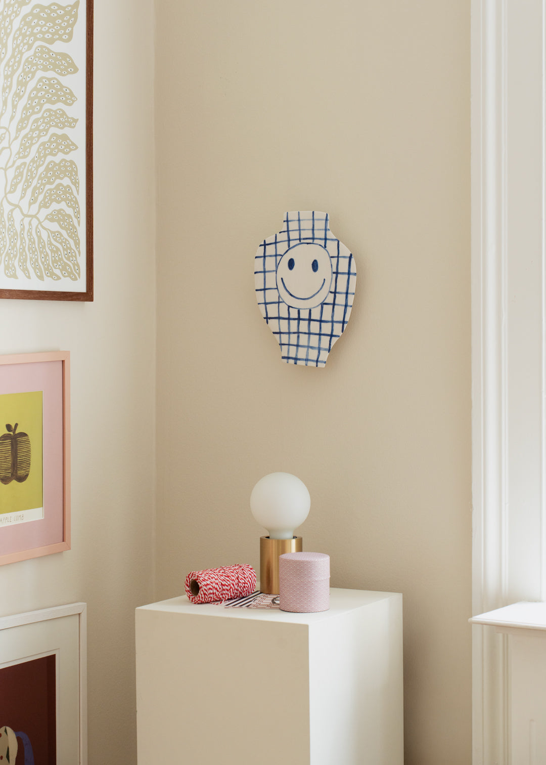 The Poster Club Smiley Vase Wandvase Weiß Blau Porzellan