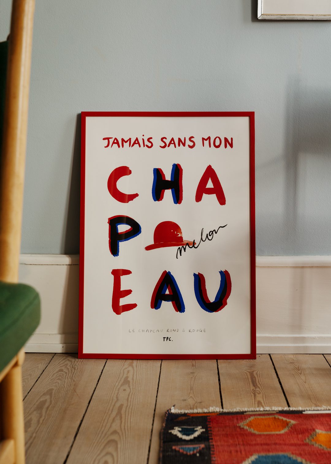 The Poster Club Art Prints Le Chapeau Rond et Rouge Poster 30x40 blau-rot