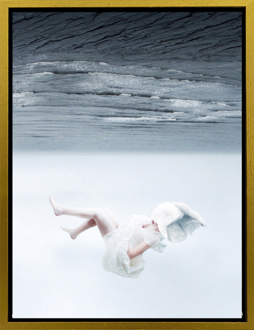 Mineheart White Sky-XVII Leinwandbild 40x50 cm Mädchen Meer