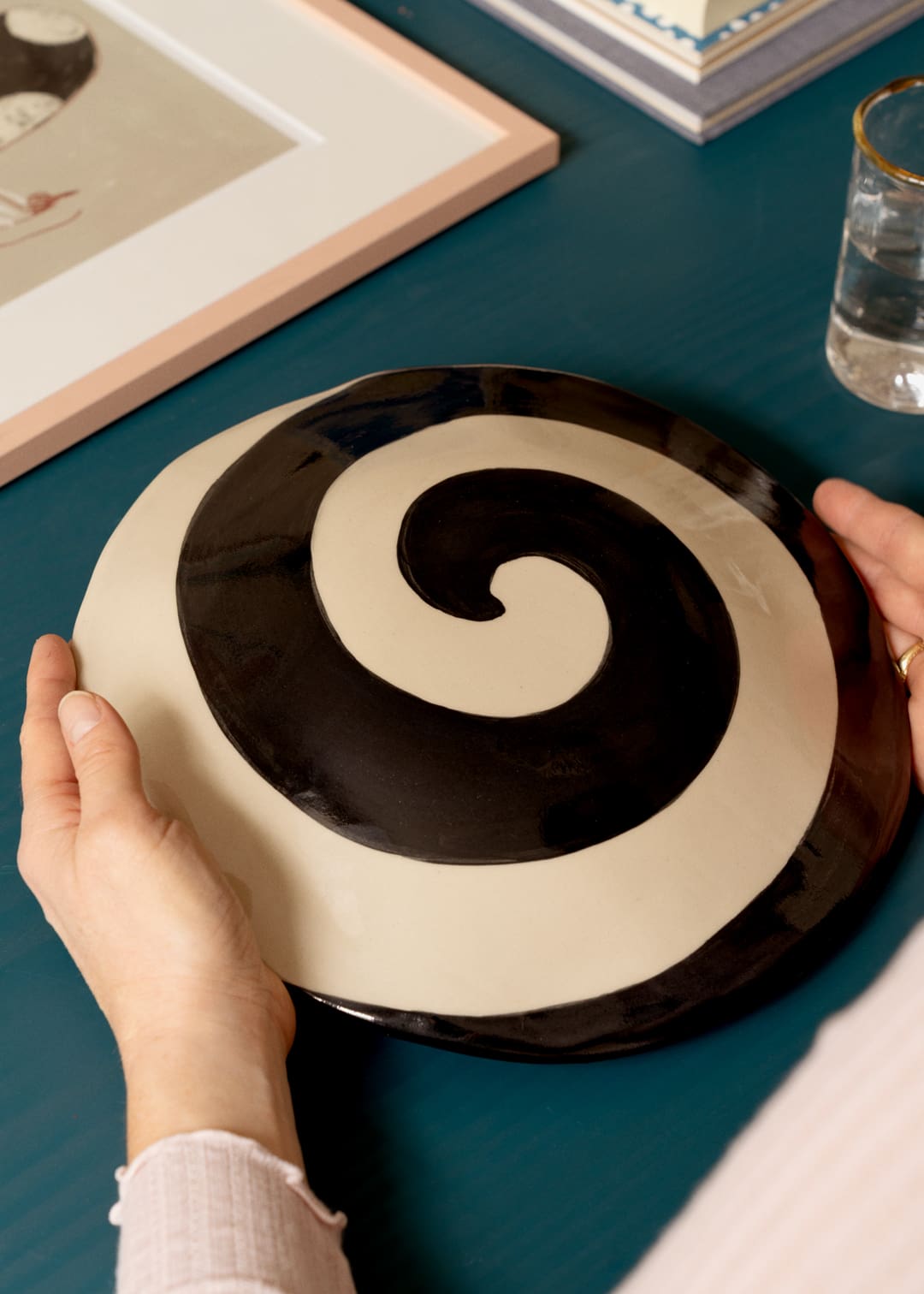 The Poster Club Centering Wandrelief 27x27 cm schwarz