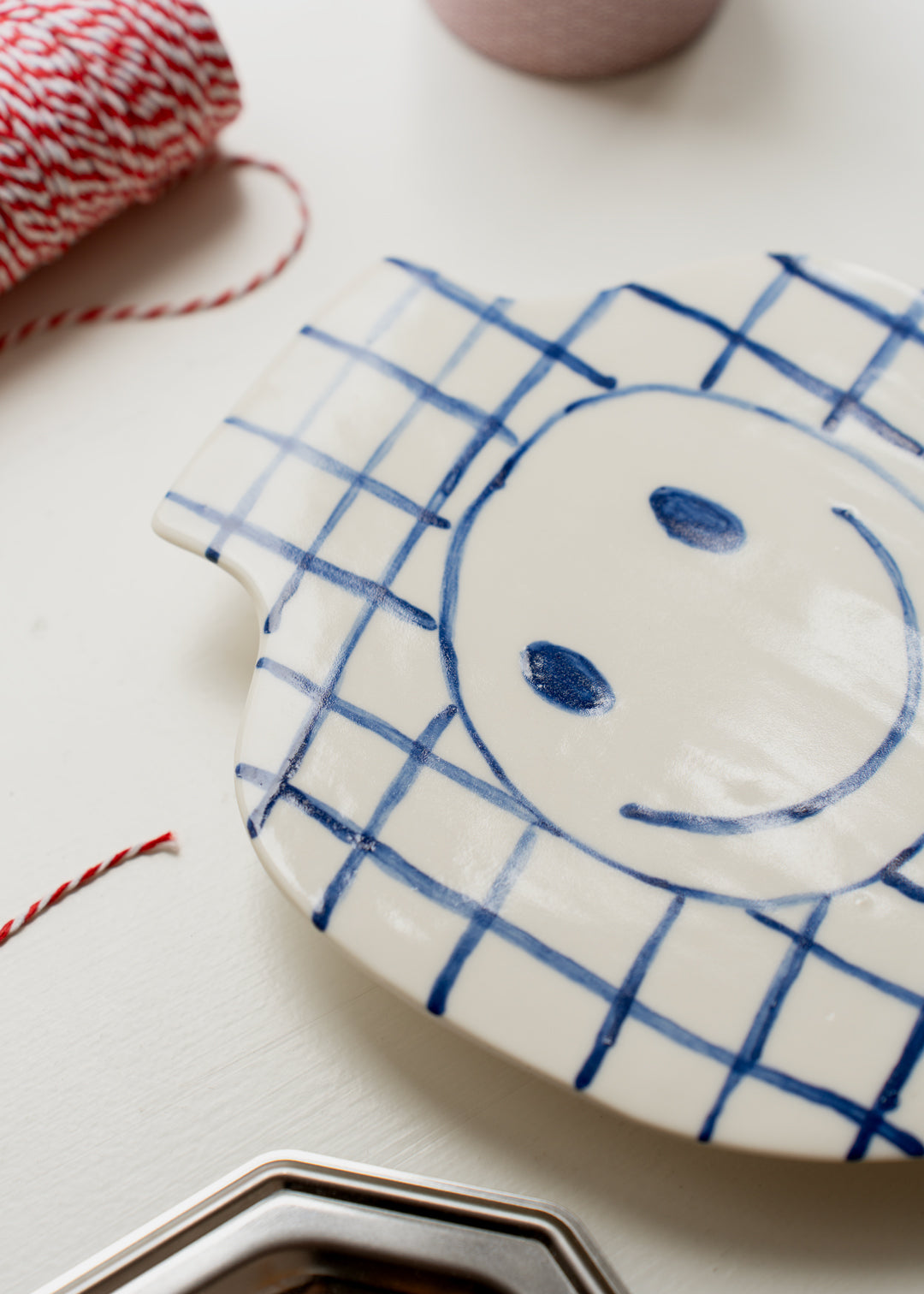 The Poster Club Smiley Vase Wandvase Weiß Blau Porzellan