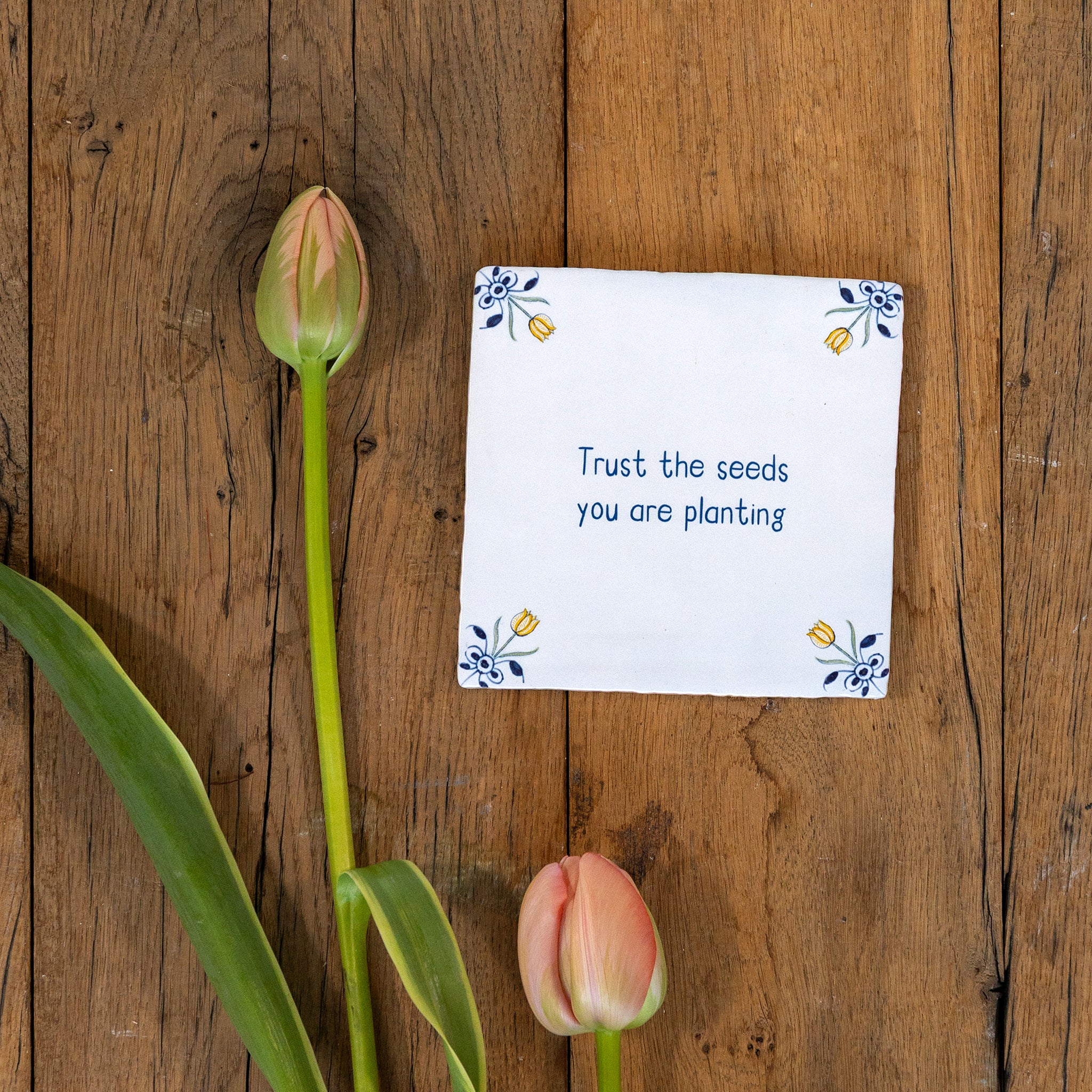 Storytiles Delft Blue Surrounded Tulips Fliese Text 13x13cm