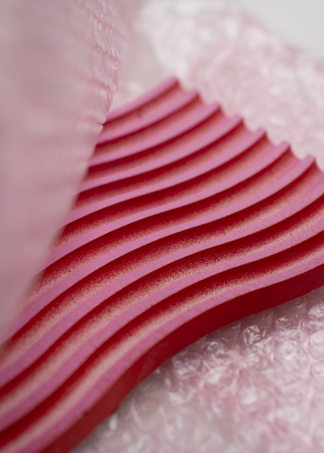 The Poster Club Wave Wandrelief 25x11,5 cm Rot-Pink
