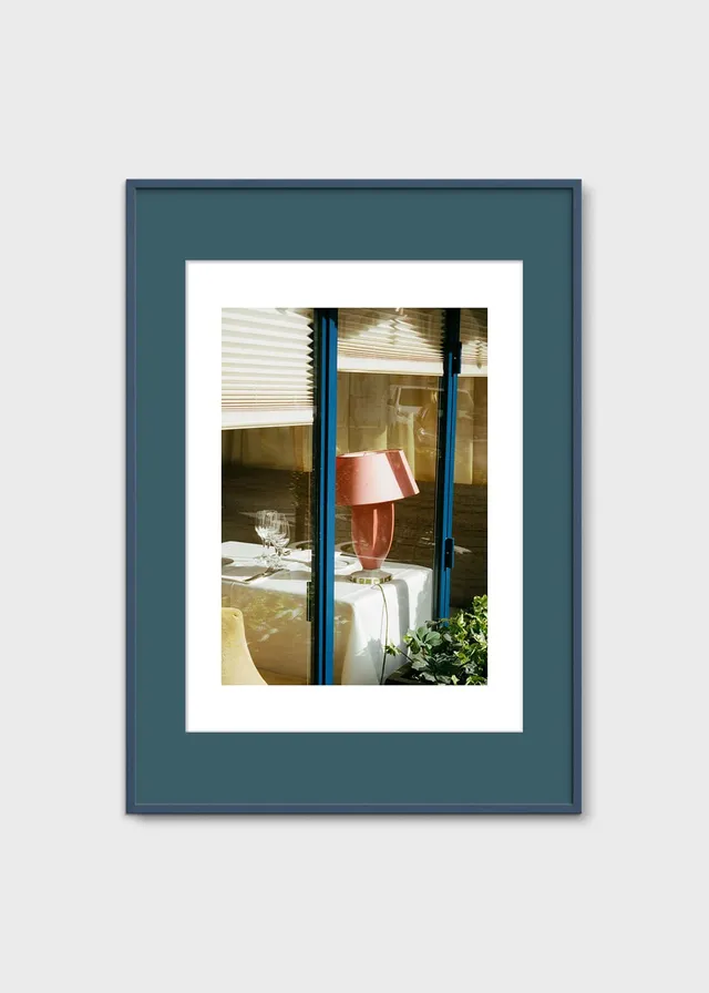 The Poster Club Paris Lamp Kunstdruck A4 rosa-blau