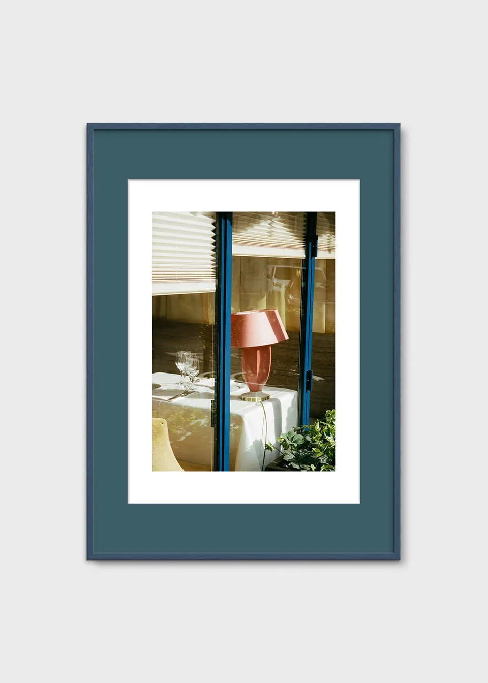 The Poster Club Paris Lamp Kunstdruck A4 rosa-blau