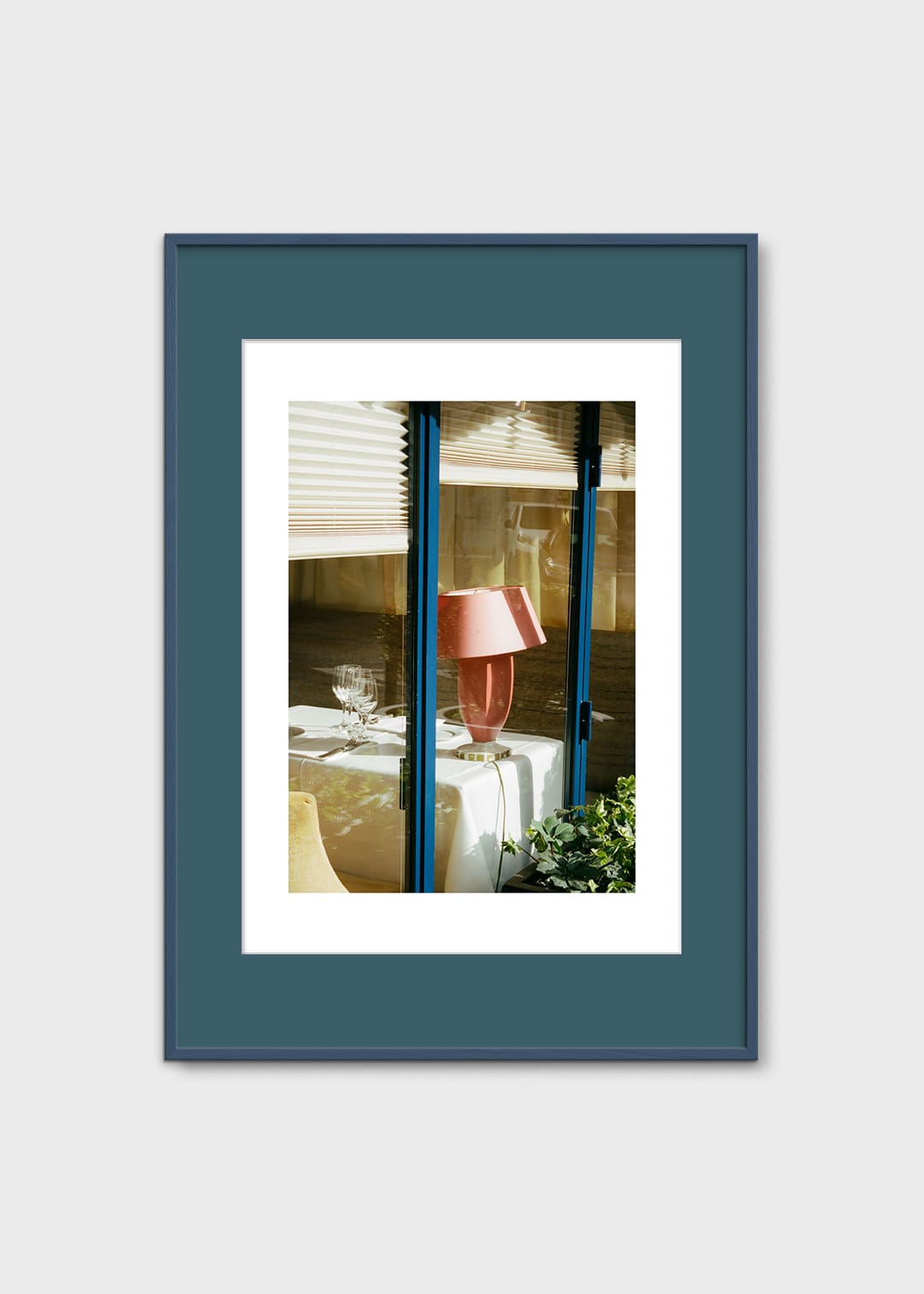 The Poster Club Paris Lamp Kunstdruck A4 rosa-blau