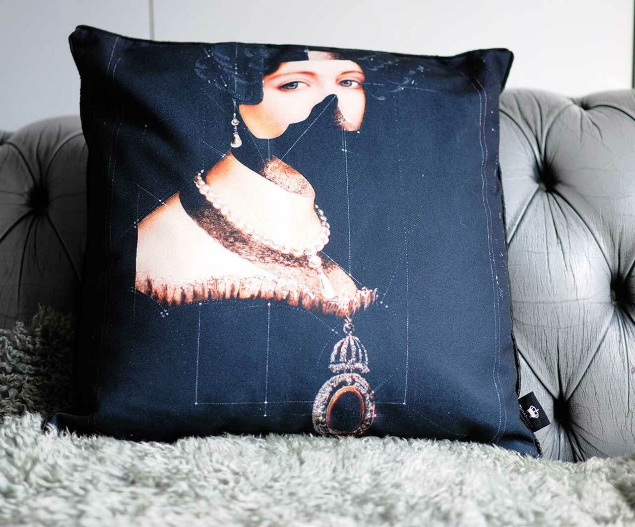 Mineheart Cushions Celia Kissen 45x45cm Schwarz Portrait