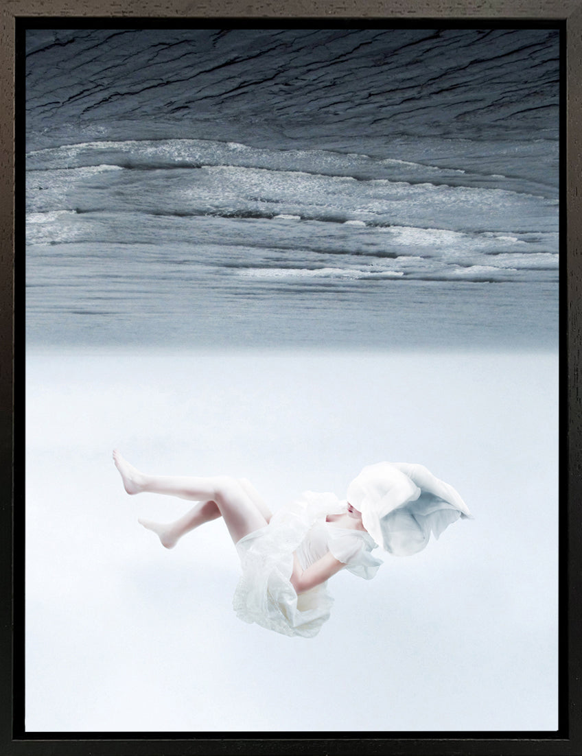 Mineheart White Sky-XVII Leinwandbild 40x50 cm Mädchen Meer