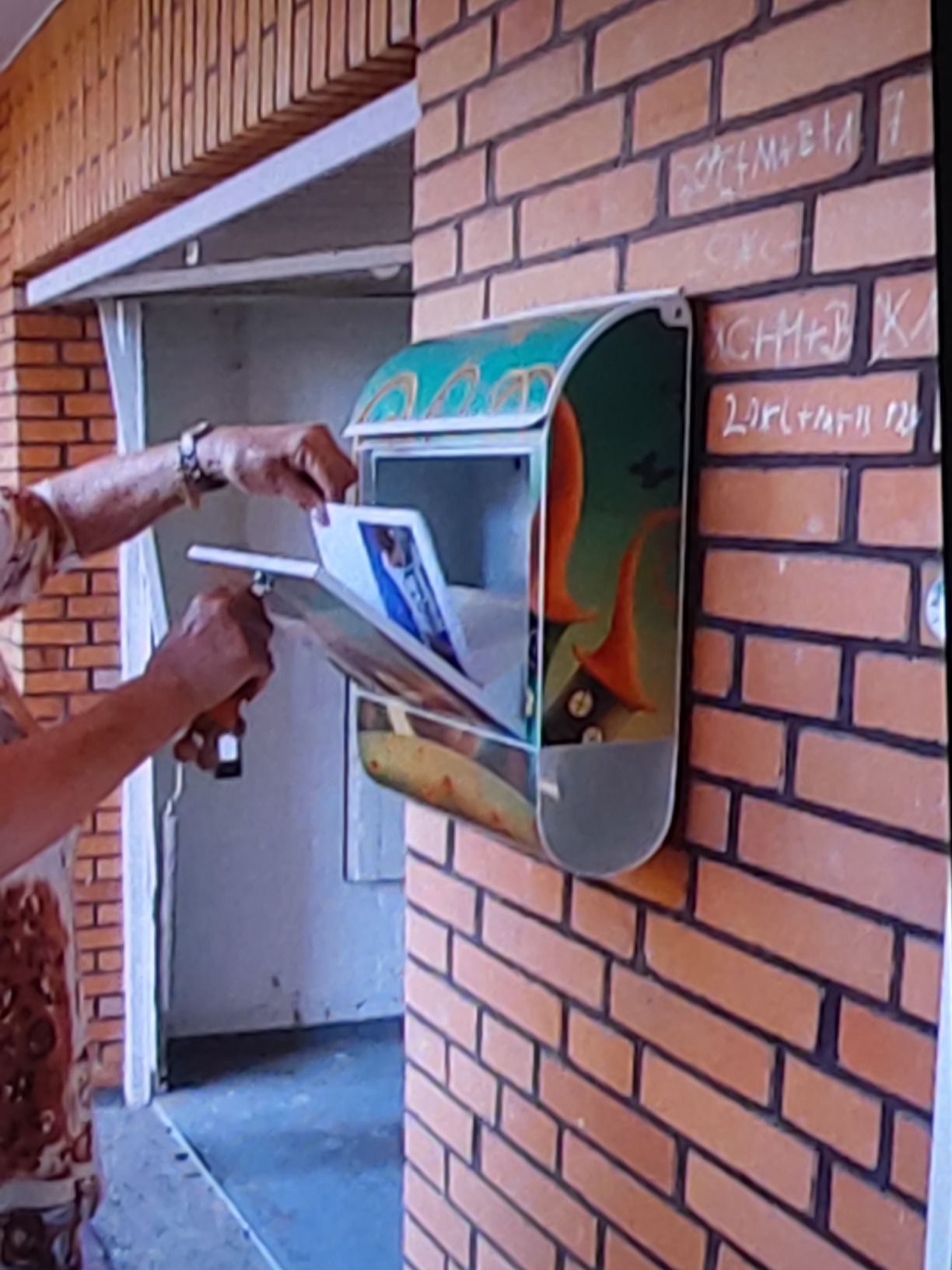 Banjado Briefkasten Neun Zähne Schwarz mit Zeitungsfach