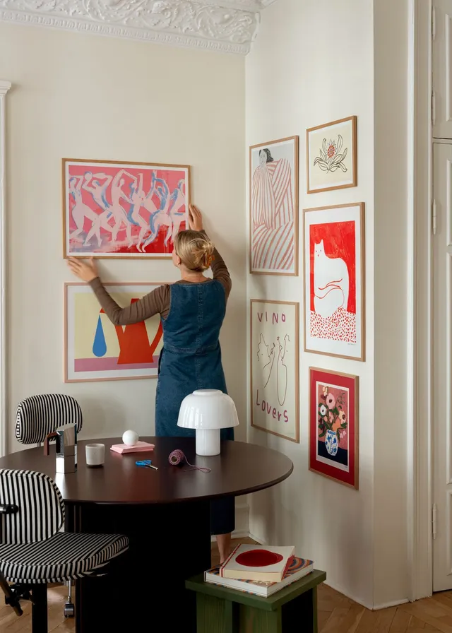 The Poster Club Curated Art Walls Edit No. 087 Bilderwand rot rosa