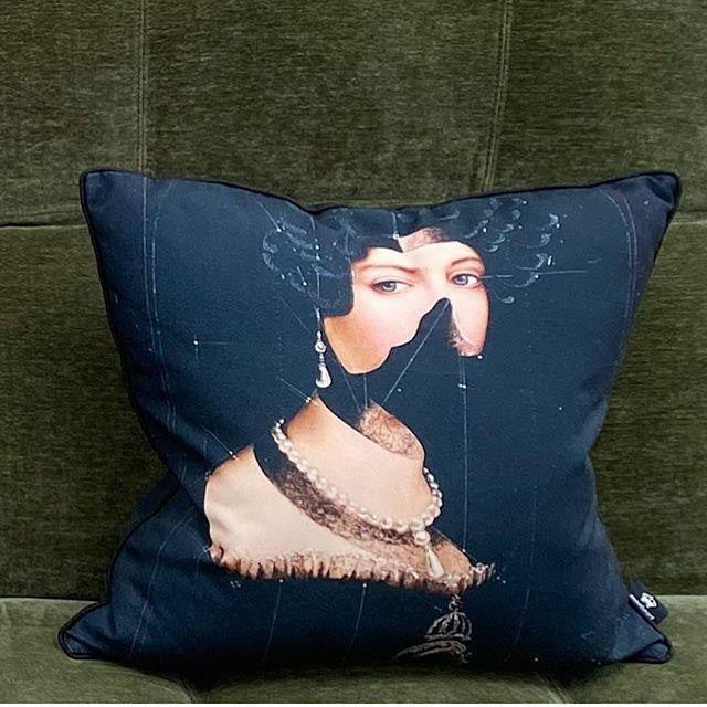 Mineheart Cushions Celia Kissen 45x45cm Schwarz Portrait