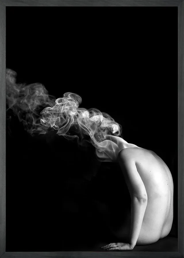 Mineheart Wall Art Smoke 3 Leinwandbild Schwarz-Weiß Frau